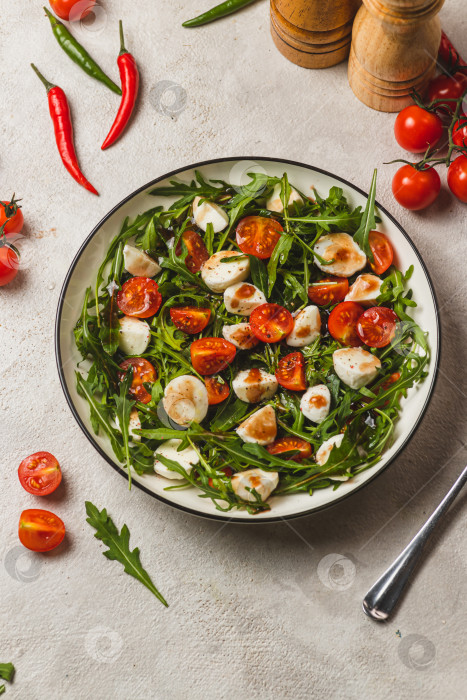 Скачать Салат с рукколой, помидорами черри и моцареллой фотосток Ozero
