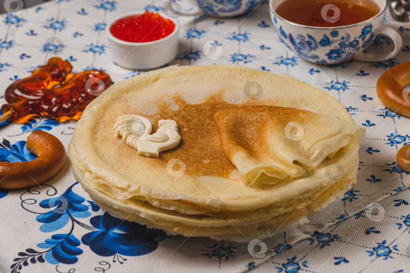 Скачать Блины на столе рядом с самоваром и икра фотосток Ozero