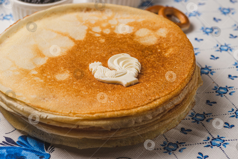 Скачать Блины на столе рядом с самоваром и икра фотосток Ozero