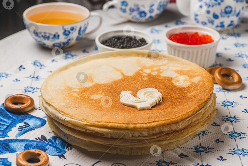 Скачать Блины на столе рядом с самоваром и икра фотосток Ozero