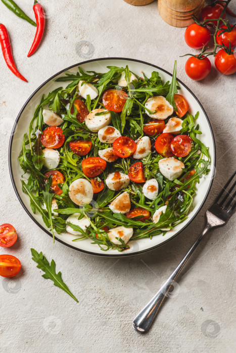 Скачать Салат с рукколой, помидорами черри и моцареллой фотосток Ozero