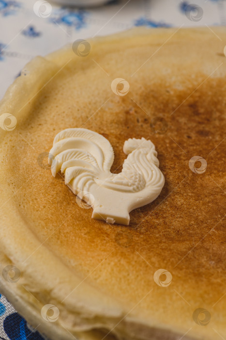 Скачать Блины на столе рядом с самоваром и икра фотосток Ozero