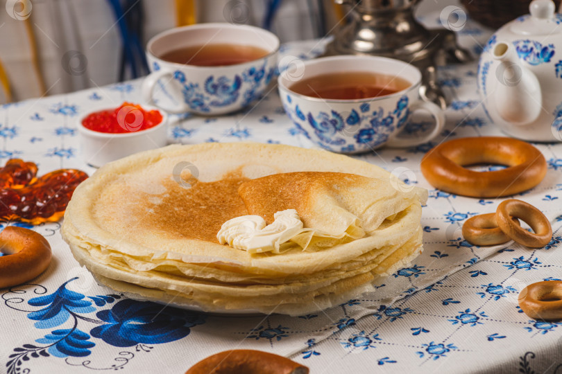 Скачать Блины на столе рядом с самоваром и икра фотосток Ozero