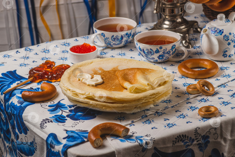 Скачать Блины на столе рядом с самоваром и икра фотосток Ozero