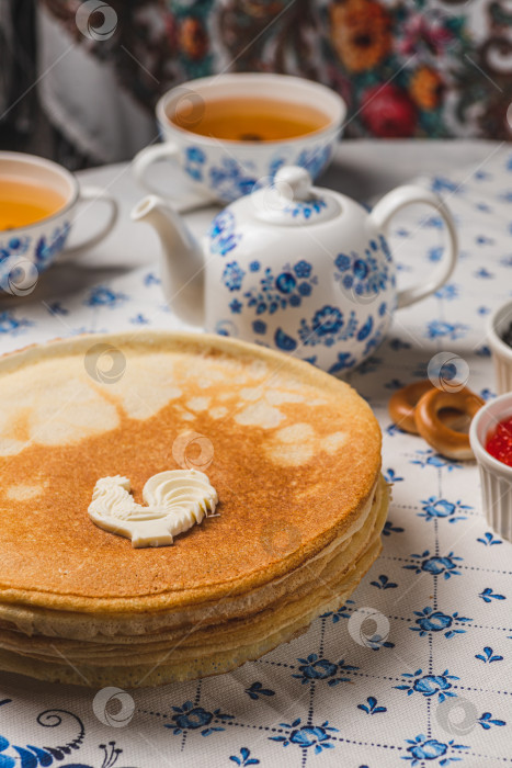 Скачать Блины на столе рядом с самоваром и икра фотосток Ozero