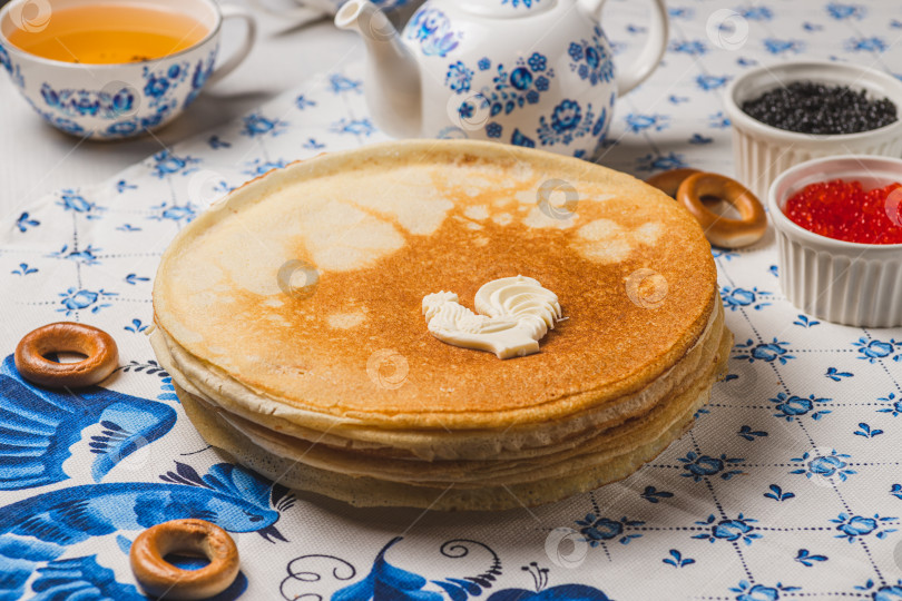 Скачать Блины на столе рядом с самоваром и икра фотосток Ozero