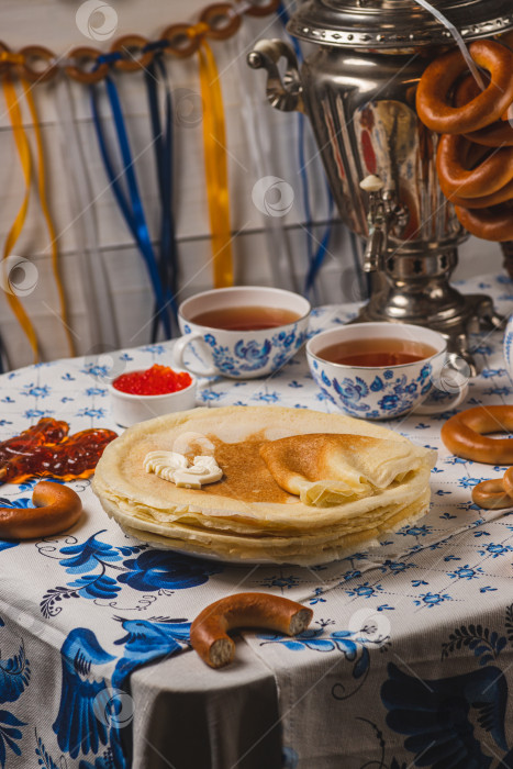 Скачать Блины на столе рядом с самоваром и икра фотосток Ozero