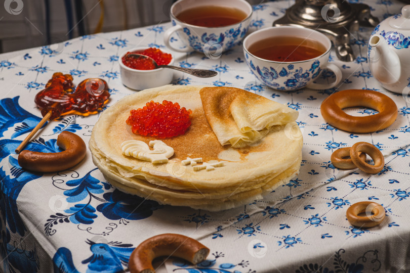 Скачать Блины на столе рядом с самоваром и икра фотосток Ozero