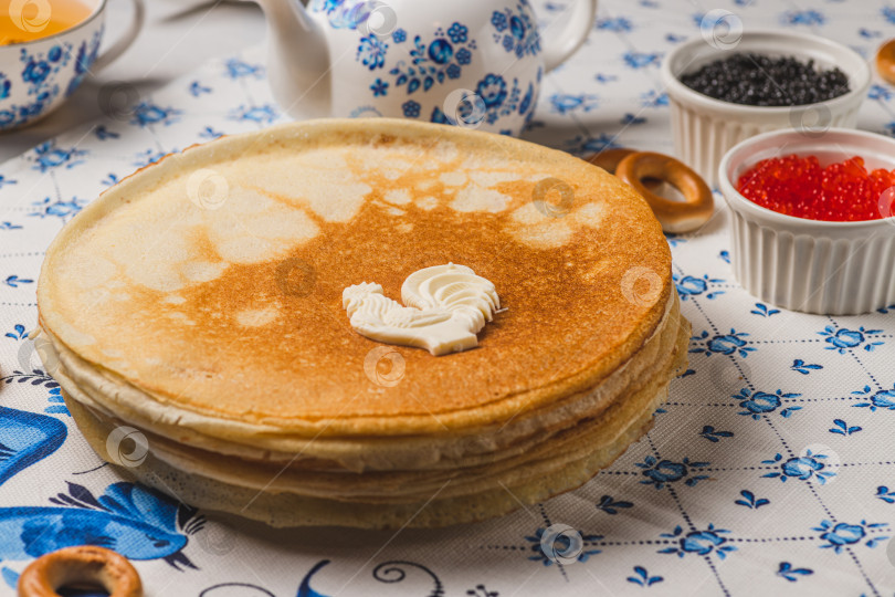 Скачать Блины на столе рядом с самоваром и икра фотосток Ozero