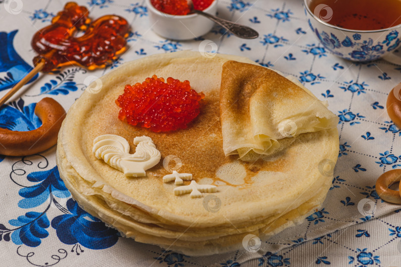 Скачать Блины на столе рядом с самоваром и икра фотосток Ozero