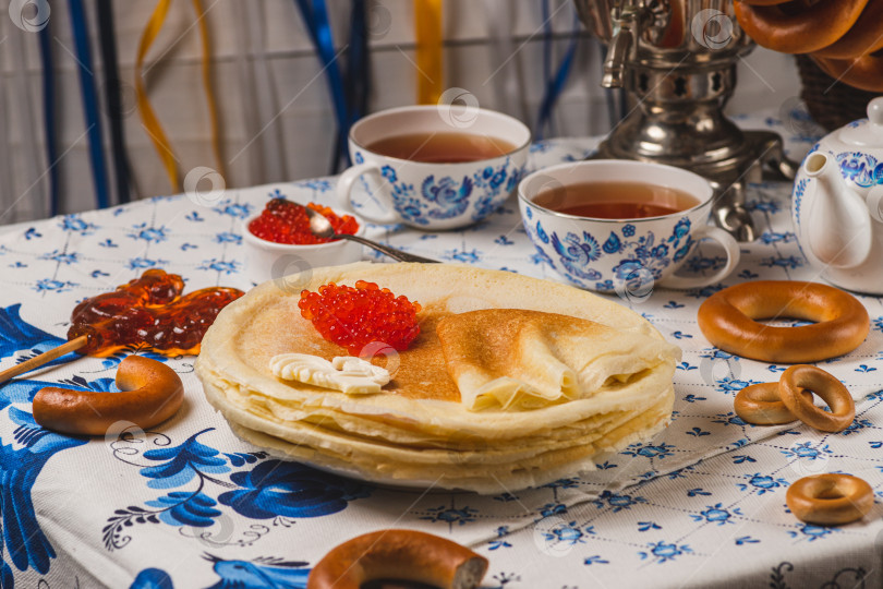 Скачать Блины на столе рядом с самоваром и икра фотосток Ozero
