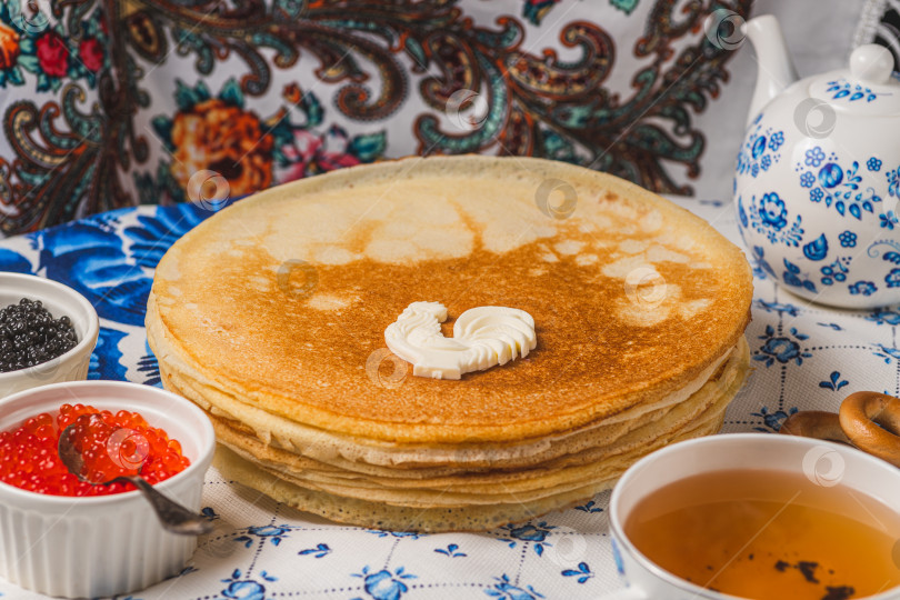Скачать Блины на столе рядом с самоваром и икра фотосток Ozero
