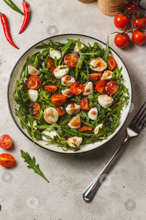 Скачать Салат с рукколой, помидорами черри и моцареллой фотосток Ozero