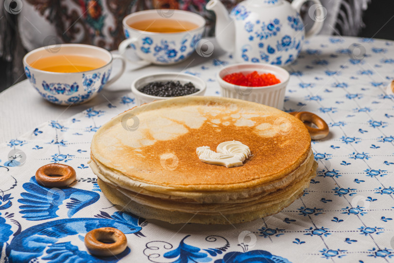 Скачать Блины на столе рядом с самоваром и икра фотосток Ozero