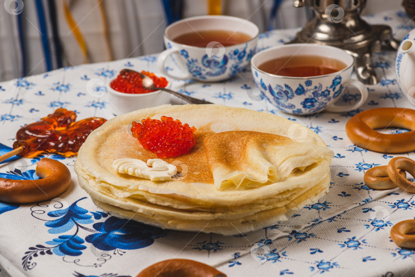 Скачать Блины на столе рядом с самоваром и икра фотосток Ozero