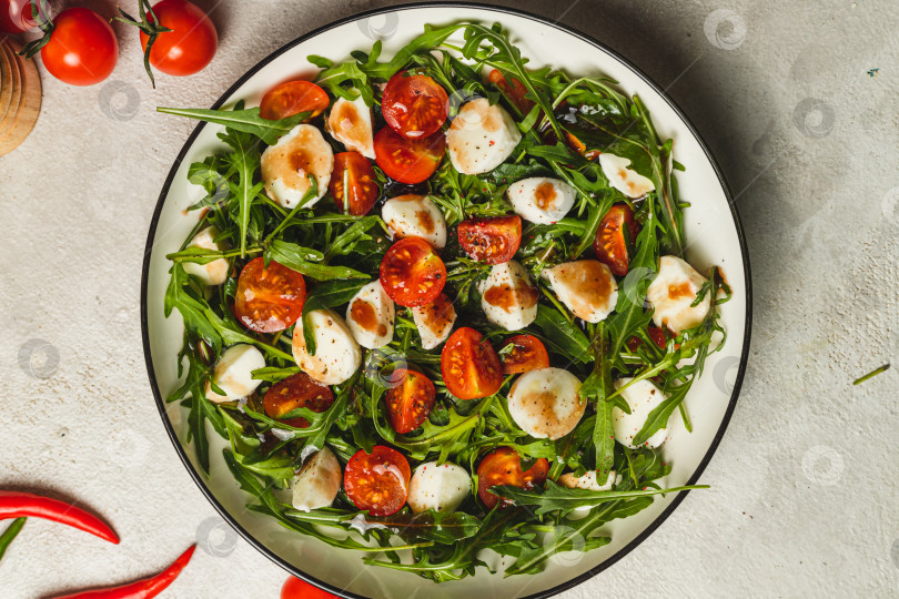 Скачать Салат с рукколой, помидорами черри и моцареллой фотосток Ozero