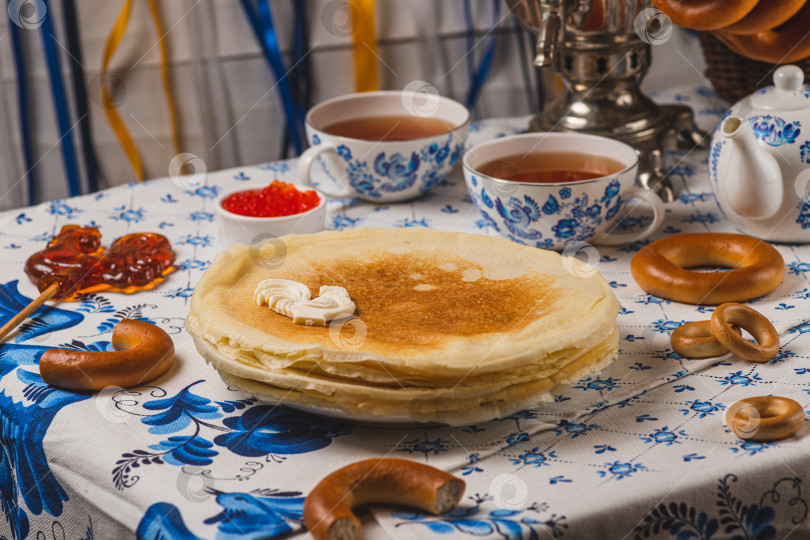 Скачать Блины на столе рядом с самоваром и икра фотосток Ozero