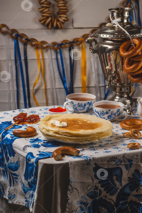 Скачать Блины на столе рядом с самоваром и икра фотосток Ozero