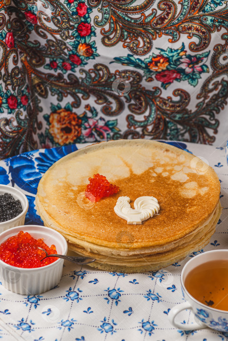 Скачать Блины на столе рядом с самоваром и икра фотосток Ozero