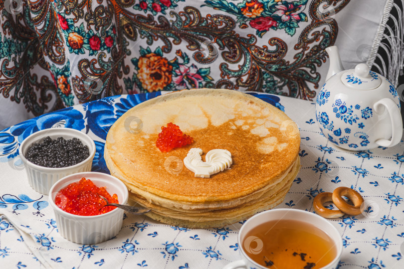 Скачать Блины на столе рядом с самоваром и икра фотосток Ozero