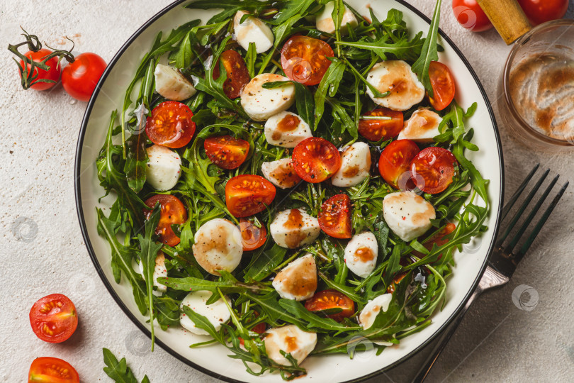 Скачать Салат с рукколой, помидорами черри и моцареллой фотосток Ozero