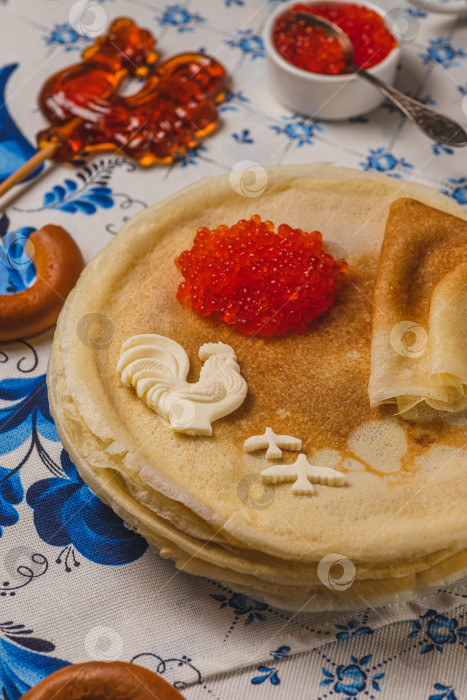 Скачать Блины на столе рядом с самоваром и икра фотосток Ozero