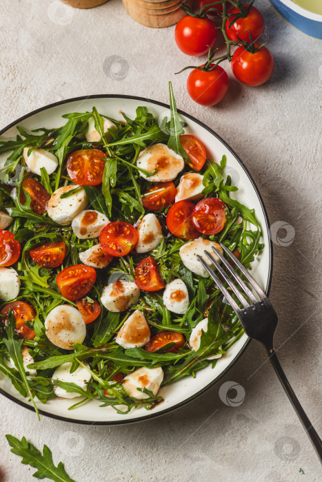 Скачать Салат с рукколой, помидорами черри и моцареллой фотосток Ozero