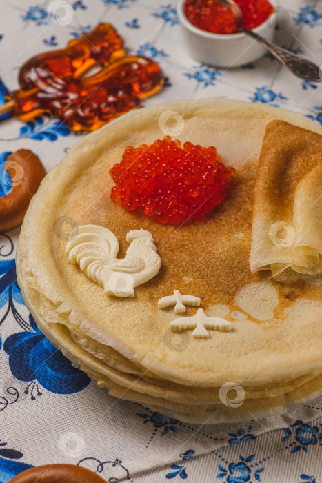 Скачать Блины на столе рядом с самоваром и икра фотосток Ozero