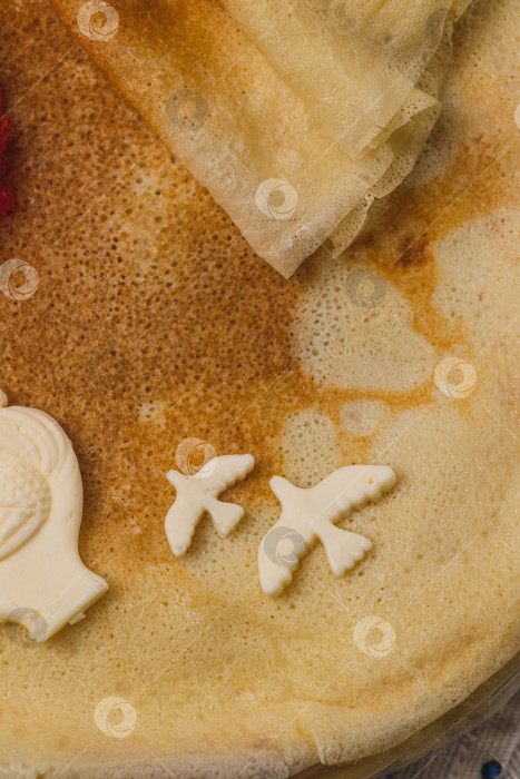 Скачать Блины на столе рядом с самоваром и икра фотосток Ozero