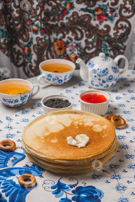 Скачать Блины на столе рядом с самоваром и икра фотосток Ozero