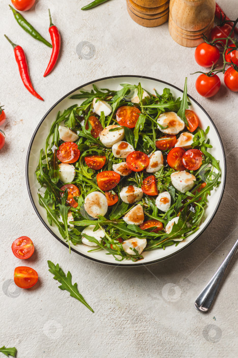 Скачать Салат с рукколой, помидорами черри и моцареллой фотосток Ozero