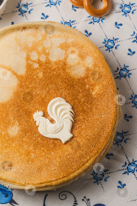 Скачать Блины на столе рядом с самоваром и икра фотосток Ozero