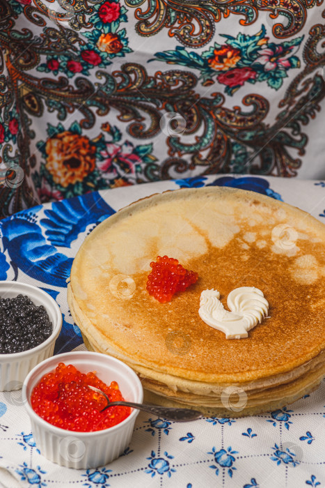 Скачать Блины на столе рядом с самоваром и икра фотосток Ozero