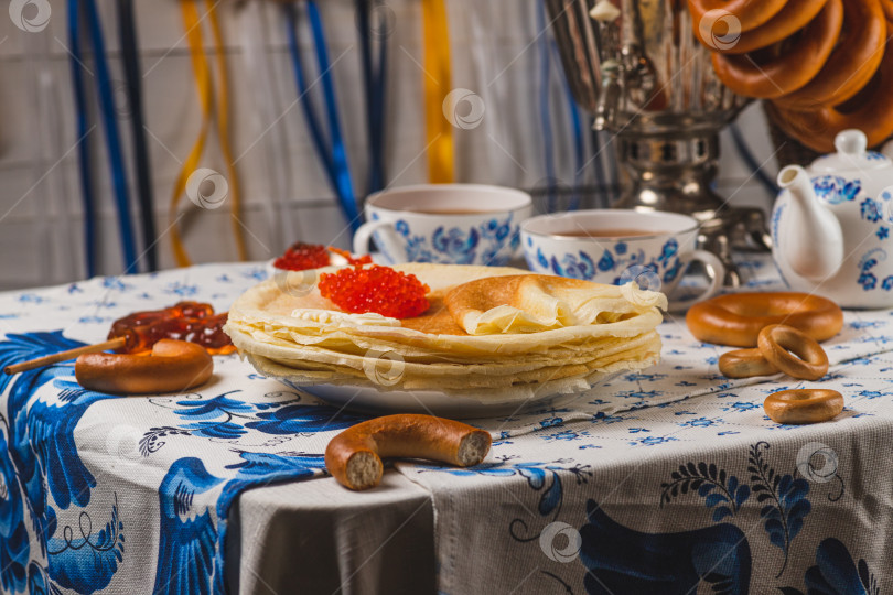 Скачать Блины на столе рядом с самоваром и икра фотосток Ozero