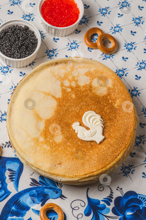 Скачать Блины на столе рядом с самоваром и икра фотосток Ozero