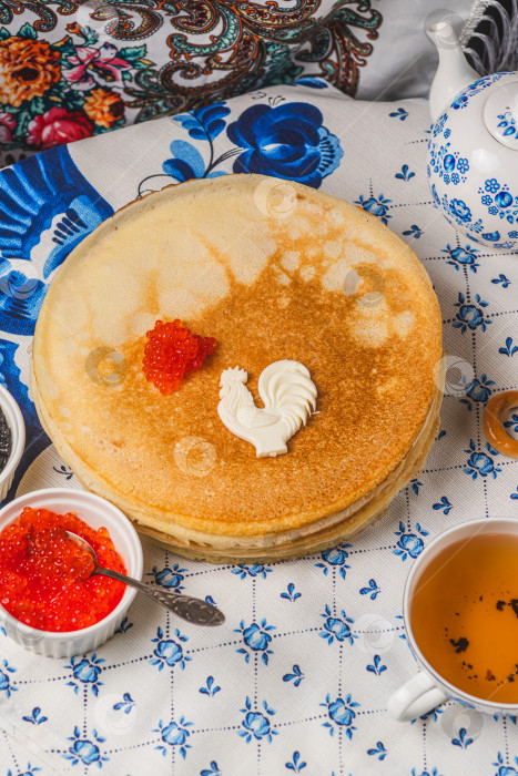 Скачать Блины на столе рядом с самоваром и икра фотосток Ozero