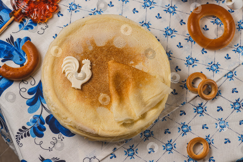 Скачать Блины на столе рядом с самоваром и икра фотосток Ozero