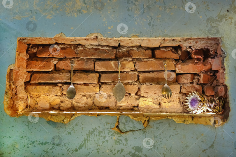 Скачать Элемент дизайна - кирпичная стена, на которой висят три ложки фотосток Ozero