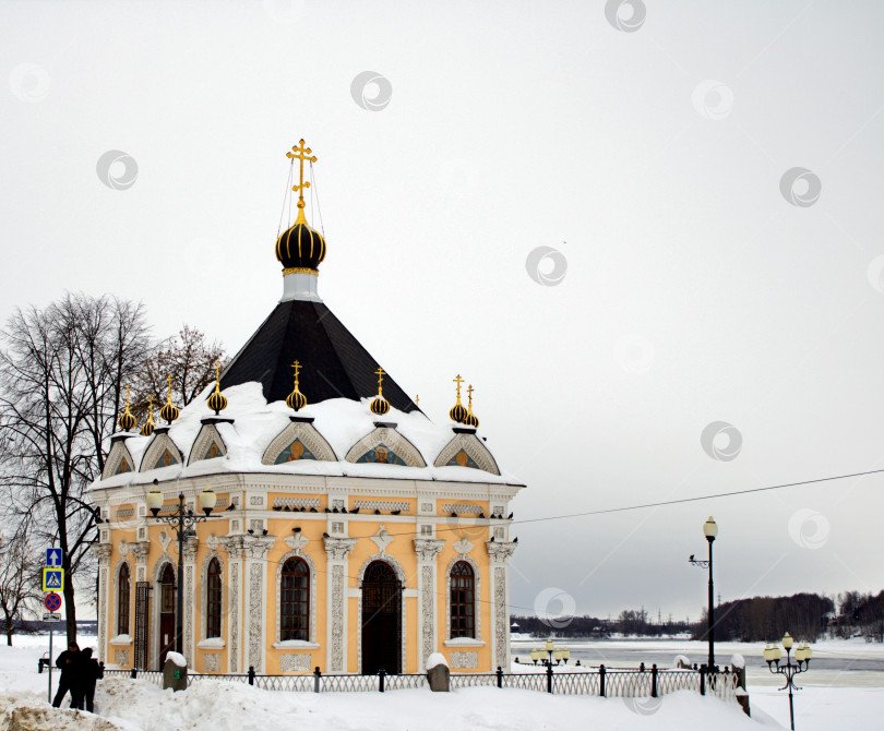 Скачать Никольская часовня в Рыбинске на берегу реки Волга. фотосток Ozero