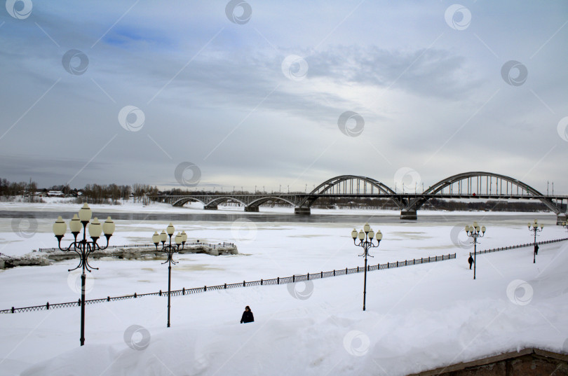 Скачать Набережная в Рыбинске с видом на Волжский мост. фотосток Ozero
