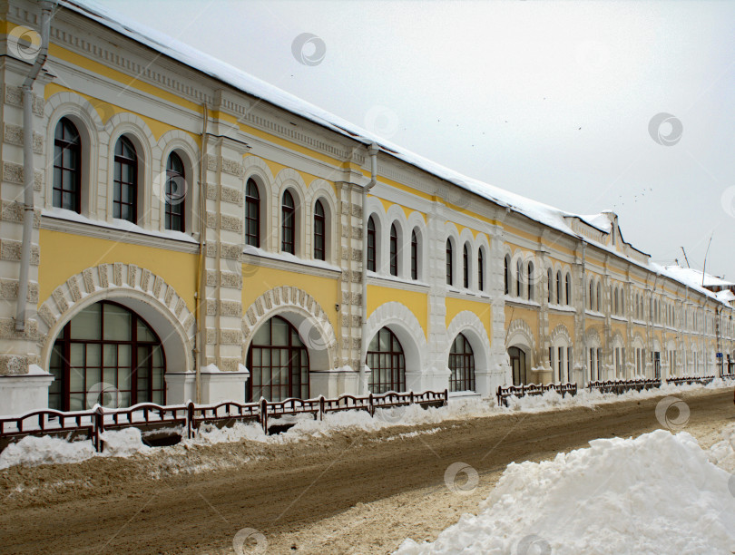 Скачать Историческое жёлтое здание в Рыбинске зимой. фотосток Ozero