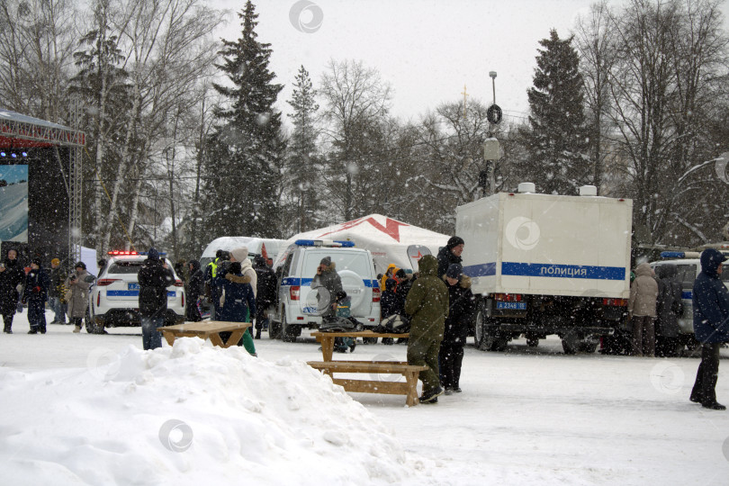 Скачать Выставка  спецтехники на зимней улице. фотосток Ozero