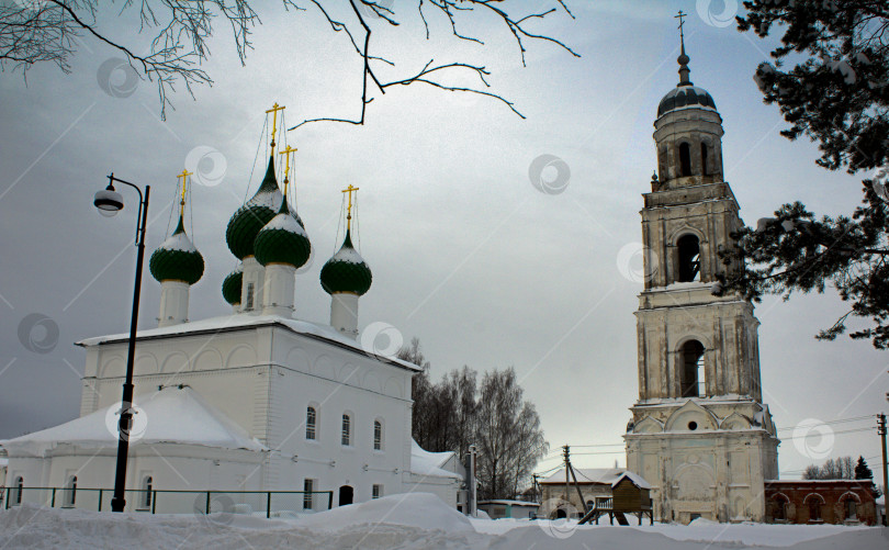Скачать Троицкий собор и колокольня в Пошехонье в зимнем пейзаже. фотосток Ozero