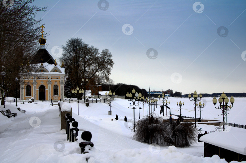 Скачать Зимний пейзаж с Никольской часовней на набережной реки Волга в Рыбинске. фотосток Ozero
