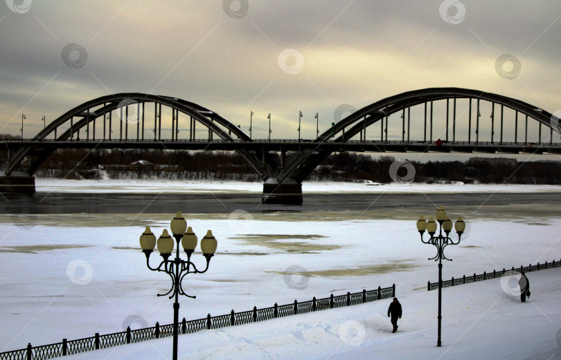 Скачать Волжский мост через реку Волга в Рыбинске зимой. фотосток Ozero