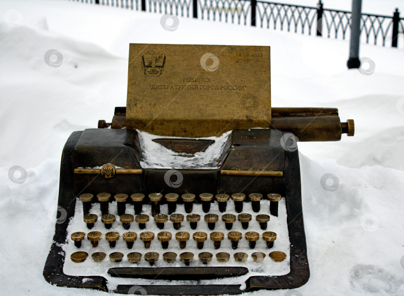 Скачать Декоративный объект "Пишущая машинка" в снегу. фотосток Ozero