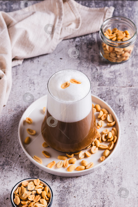 Скачать Вкусный кофе с арахисовым маслом в стакане на столе, вид сверху фотосток Ozero