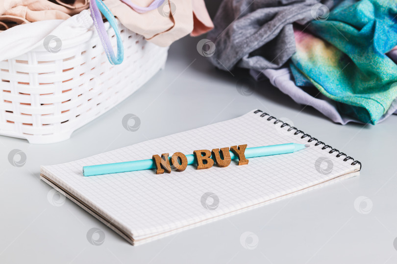 Скачать Осознанное потребление: концепция месяца без покупок на столе фотосток Ozero