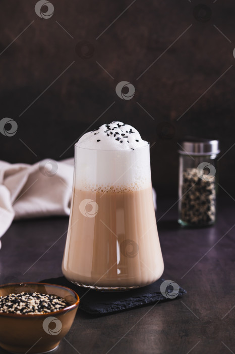 Скачать Изысканный напиток латте с черным кунжутом в бокале на столе, вид сверху фотосток Ozero
