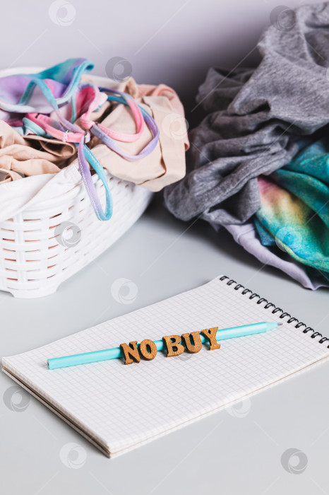 Скачать Осознанное потребление: концепция месяца без покупок на столе в вертикальном разрезе фотосток Ozero